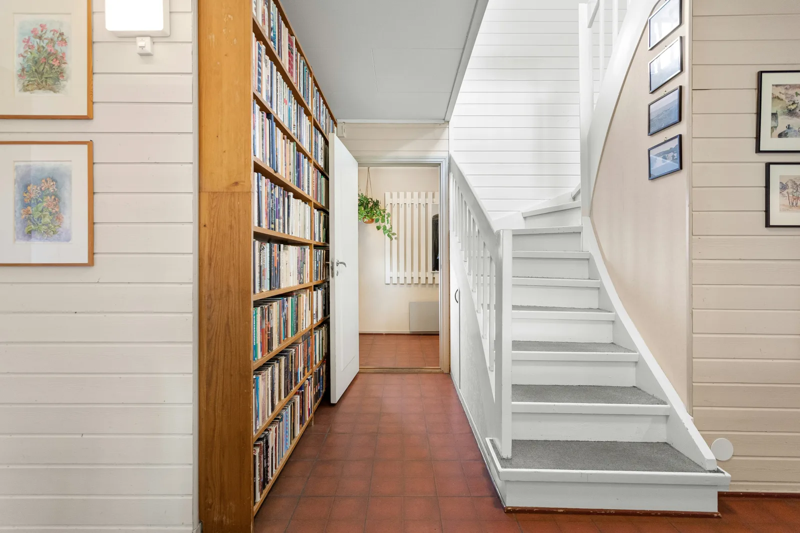 Bücherregal „U schodiště“ — Bücherregal an der Treppe · Massivholz · Teplice · 2026